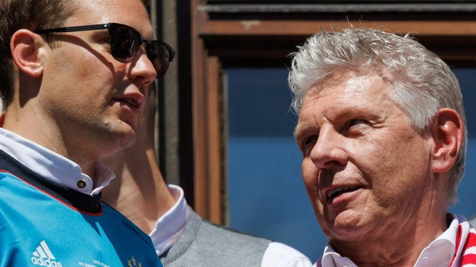 Münchens Oberbürgermeister Dieter Reiter (rechts) geht davon aus, bald wieder mit den Bayern auf dem Balkon zu stehen. (Foto: Matthias Balk/dpa)