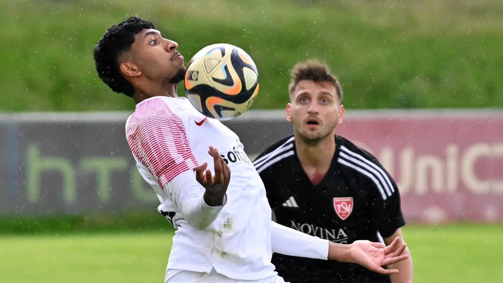 Der Ball ist sein Freund: Geremi Perera (hier bei einem Bayernligaspiel des ATSV Erlangen). (Foto: Hans-Martin Issler/Sportfoto Zink)