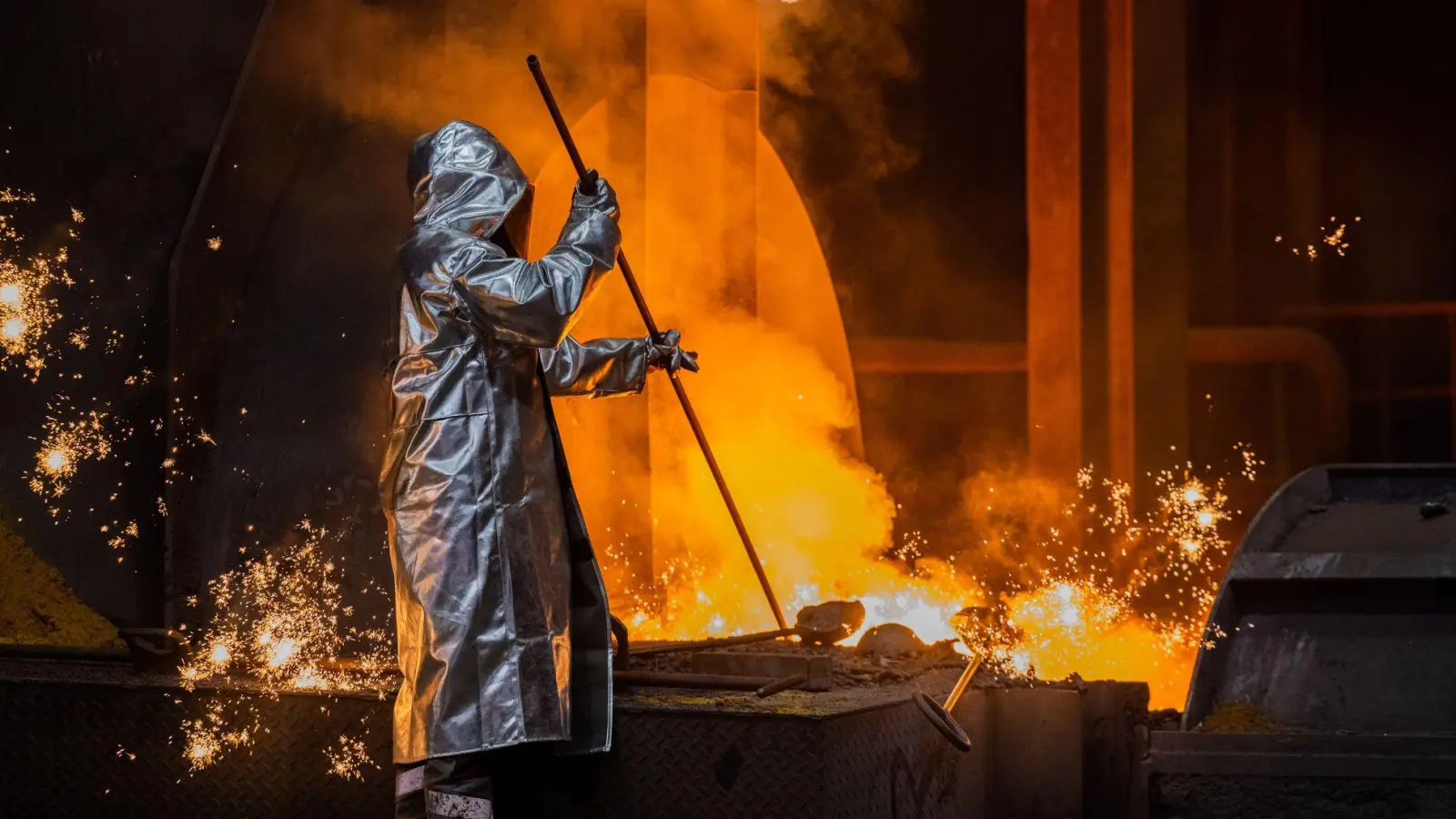 Ein Stahlarbeiter von Thyssenkrupp arbeitet am Hochofen 8 auf dem Werksgelände. (Foto: Rolf Vennenbernd/dpa)