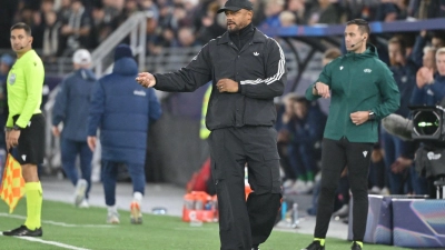 Sieht sein Team nicht weit von Topform entfernt: Bayern-Trainer Kompany (Archivbild) (Foto: Peter Kneffel/dpa)