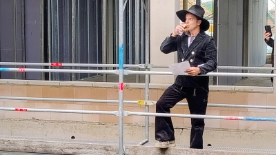 Zimmermeister Wilfried Grauf hielt in einem Lichthof des neuen Gebäudes der Realschule Heilsbronn den Richtspruch. (Foto: Eckard Dürr)