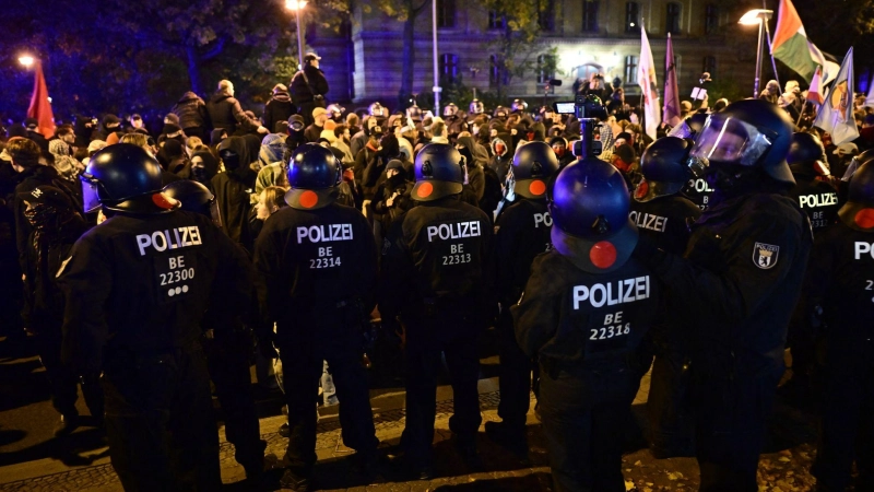 In Berlin kam es am Abend zu Ausschreitungen.  (Foto: Fabian Sommer/dpa)