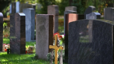 Der Grabschmuck-Dieb konnte mit Hilfe eins GPS-Trackers ausfindig gemacht werden. (Symbolbild) (Foto: Karl-Josef Hildenbrand/dpa)
