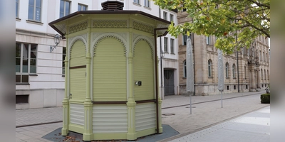 Preisgekrönt, aber umstritten und derzeit geschlossen: Der Pavillon auf der Promenade in Ansbach war nach seiner Renovierung zunächst als Café geöffnet. (Foto: Thomas Schaller)