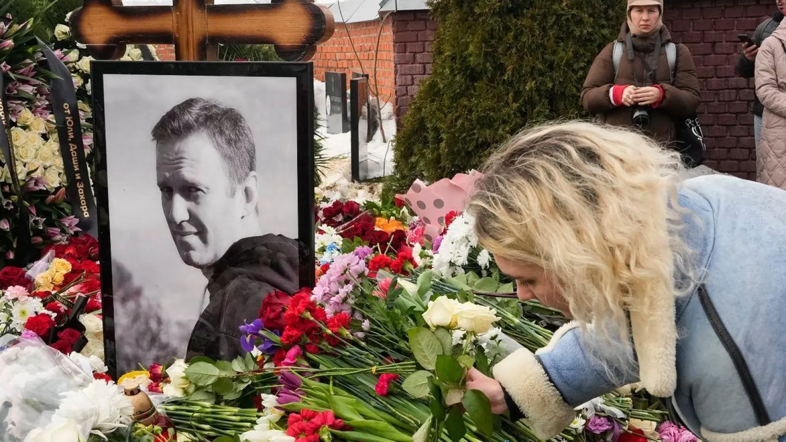 Eine Frau legt einen Tag nach der Beerdigung von Alexej Nawalny auf dem Borisowskoje-Friedhof Blumen am Grab ab. (Foto: Uncredited/AP)