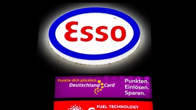 Bertelsmann will das Deutschland-Card Rabattprogramm einstellen, dessen Nutzerinnen und Nutzer unter anderem bei Esso Punkte sammeln können. (Archivbild) (Foto: Hauke-Christian Dittrich/dpa)