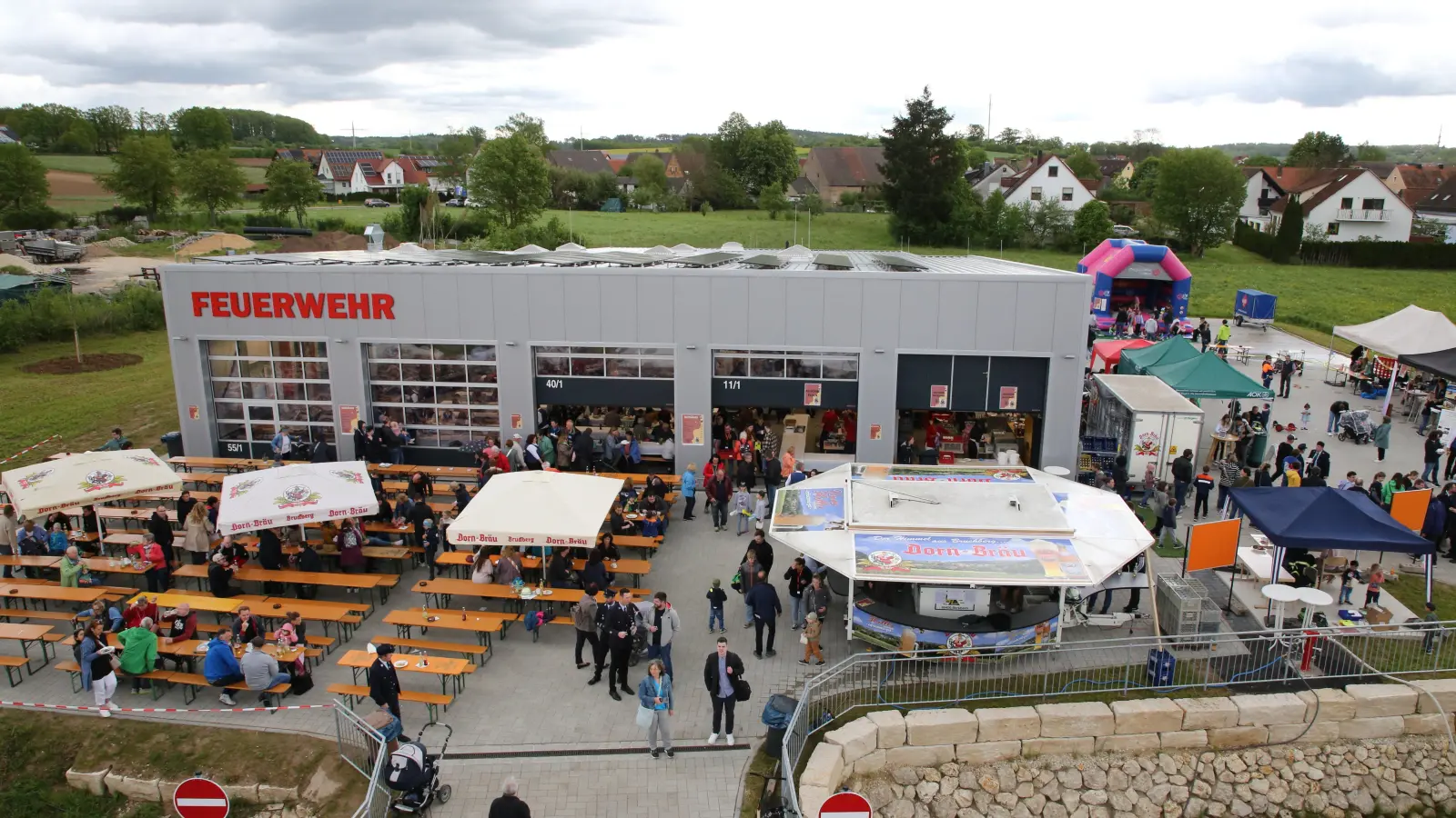 Zur Einweihung gab es ein Fest rund um das neue Feuerwehrhaus in Sachsen. (Foto: Alexander Biernoth)