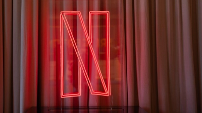 Netflix hat zwei weitere Staffeln für die Erfolgsserie „Bridgerton“ angekündigt. (Symbolbild) (Foto: Rolf Vennenbernd/dpa)
