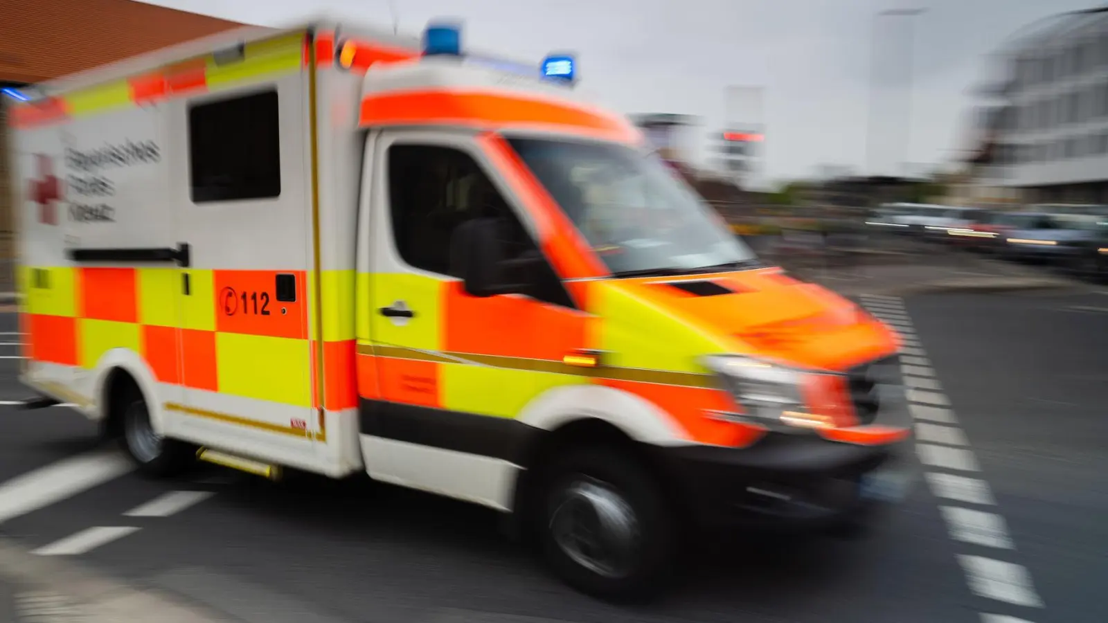 Der Rettungsdienst brachte den 13-jährigen Pedelecfahrer ins Krankenhaus. (Symbolbild) (Foto: Nicolas Armer/dpa)