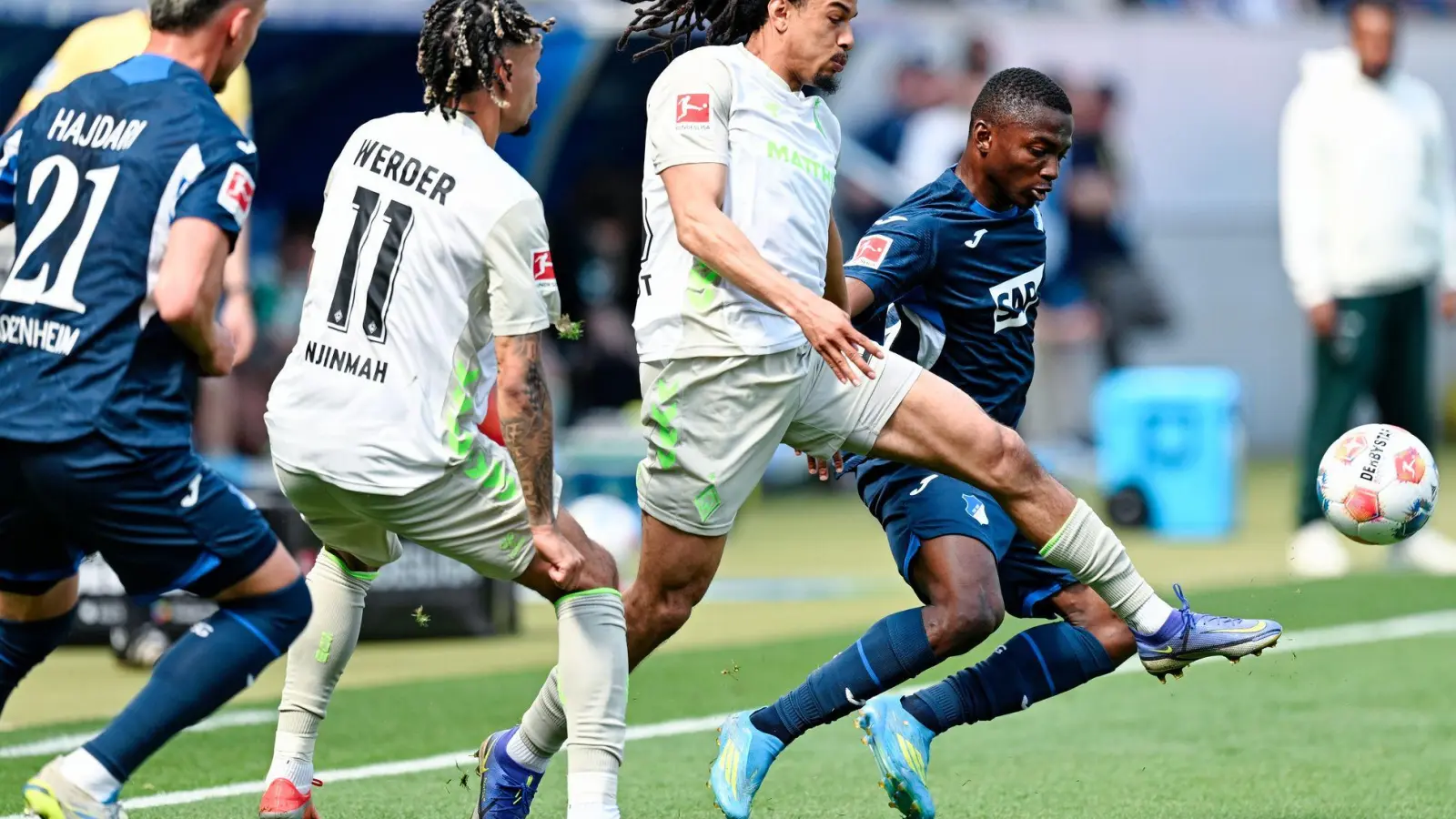 Hoffenheims Bazoumana Touré (r.) macht Druck gegen Werder.  (Foto: Uwe Anspach/dpa)