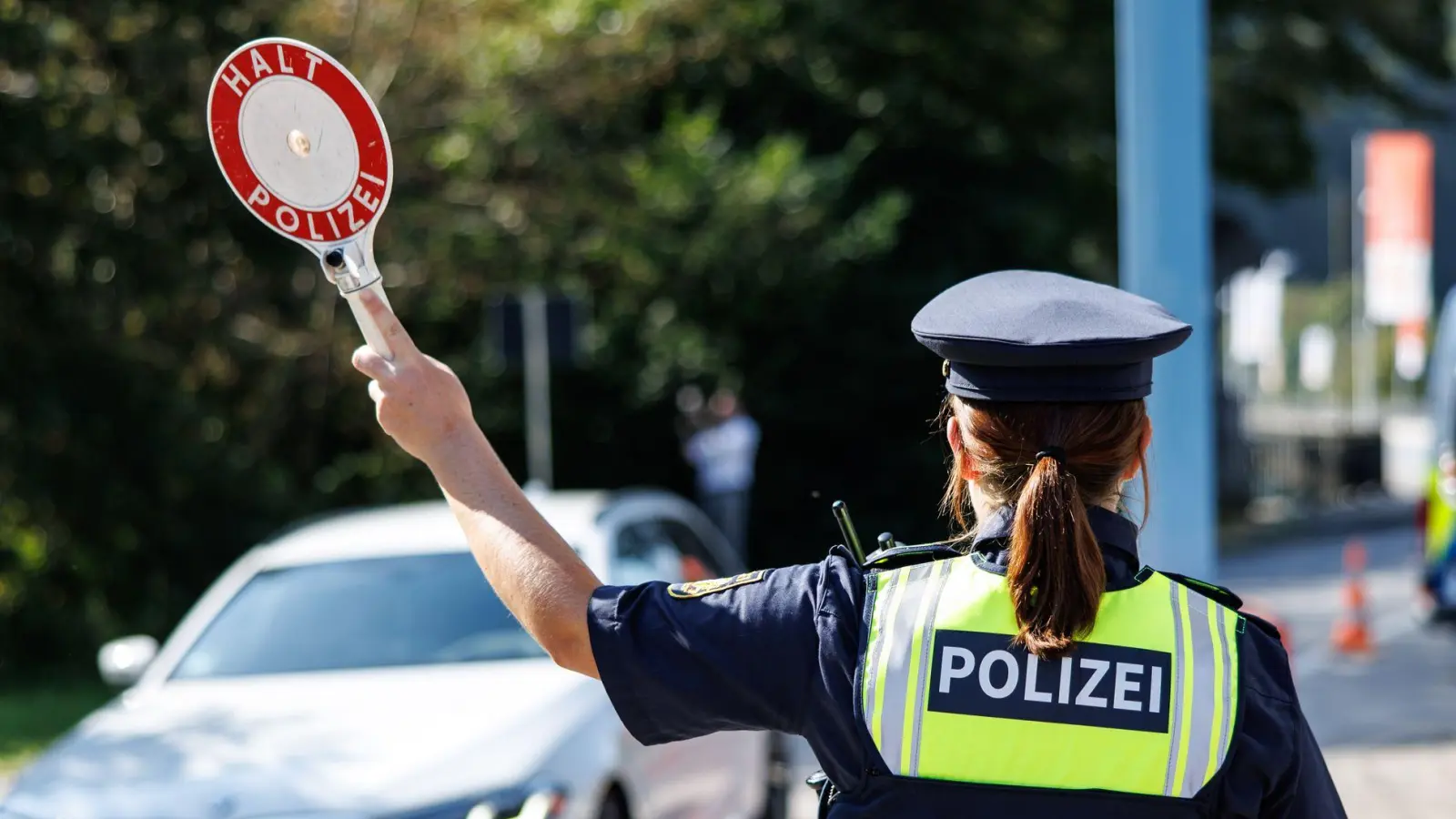 Die drei Tatverdächtigen sollen über 50 Menschen nach Deutschland eingeschleust haben. (Symbolbild) (Foto: Matthias Balk/dpa)