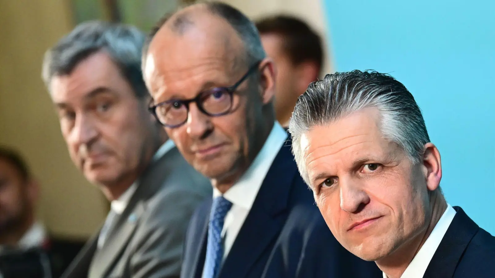 Die Parteichefs und der von ihnen vorgeschlagene neue Fraktionschef. (Foto: Sebastian Gollnow/dpa)