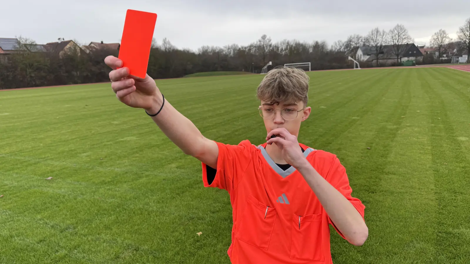 Finn Schuband steht gerne als Schiedsrichter auf dem Platz. (Foto: Josefine Mühlroth)