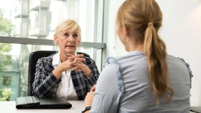 Auch wenn die Emotionen hochkochen: Wird einem in der Probezeit gekündigt, sollte man im Gespräch mit dem Arbeitgeber sachlich bleiben. (Foto: Christin Klose/dpa-tmn)