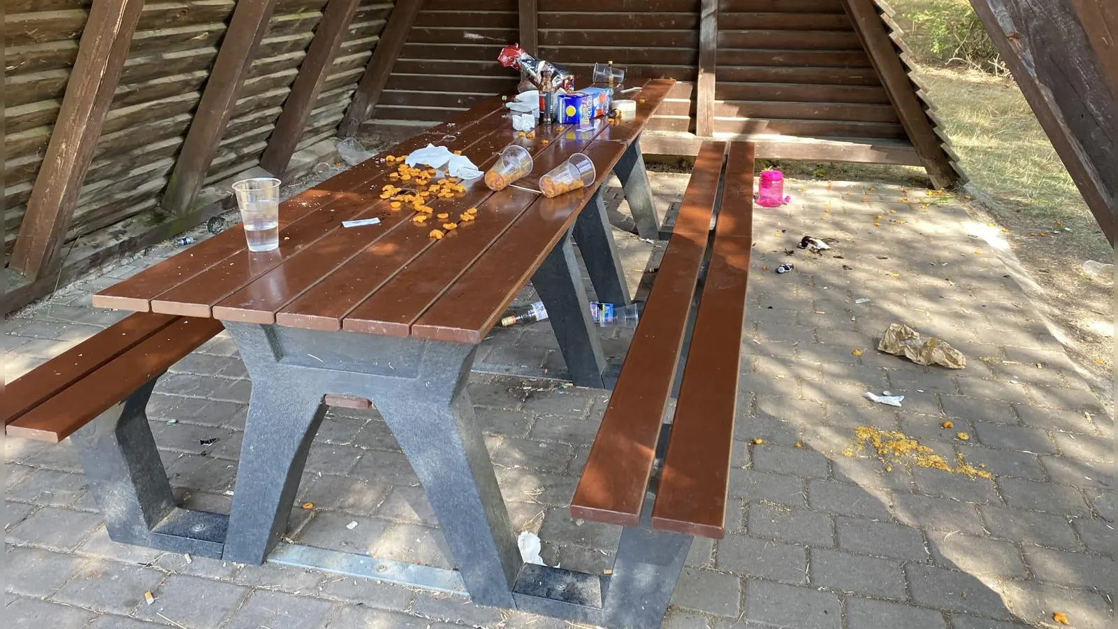 Zum wiederholten Mal haben Feiernde den Grillplatz bei Kaltenbronn vermüllt hinterlassen. Dieser Anblick bot sich Spaziergängern am Sonntagvormittag. Die Abfälle hat der Bauhof inzwischen beseitigt. (Foto: privat)