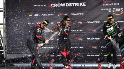 Rituelle Sektdusche: Mario Farnbacher (links) mit Teamkollegin Ashton Harrison. (Foto: Chris Green)