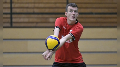 Ballsport setzt andere Reize und ist ein Ausgleich für das Lauftraining: Niklas Buchholz im Trikot des TSV Dinkelsbühl. (Foto: Martin Rügner)