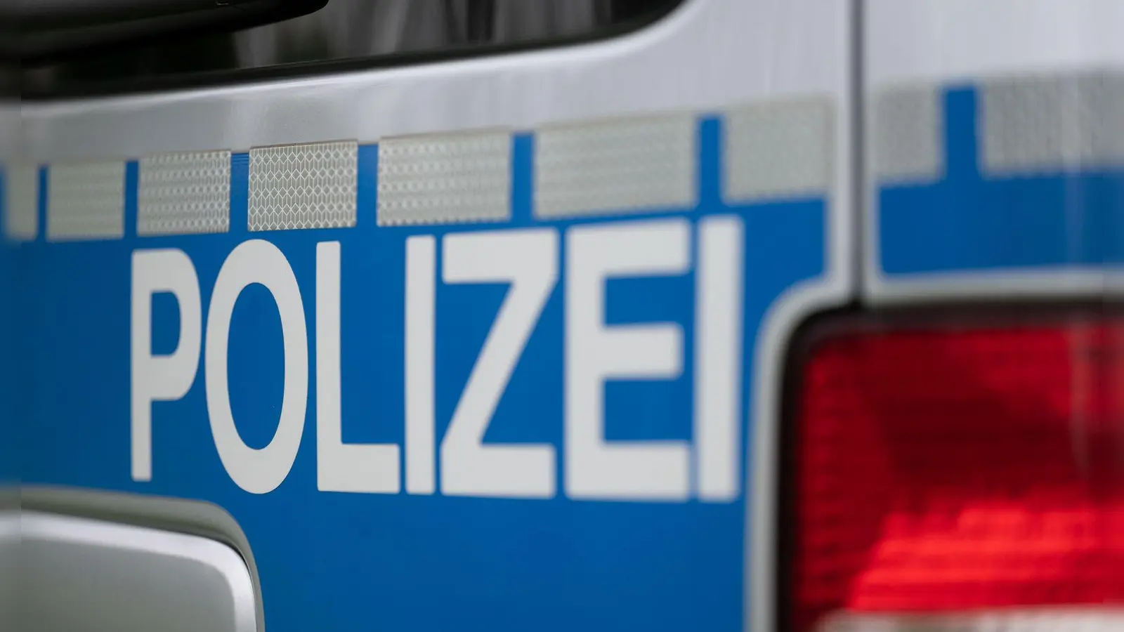 Täuschend echtes Aussehen: Mit schwarzen Softairwaffen haben zwei 15-Jährige in der Bayreuther Fußgängerzone eine Rentnerin bedroht. (Symbolbild) (Foto: Marijan Murat/dpa)