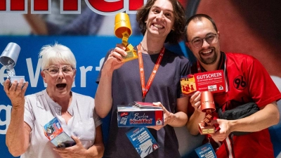 Die Besten: Katharina Lehmann (2. Platz, l-r), Lennart Fiedler (1. Platz), und Nico Richard (3. Platz). (Foto: Christophe Gateau/dpa)