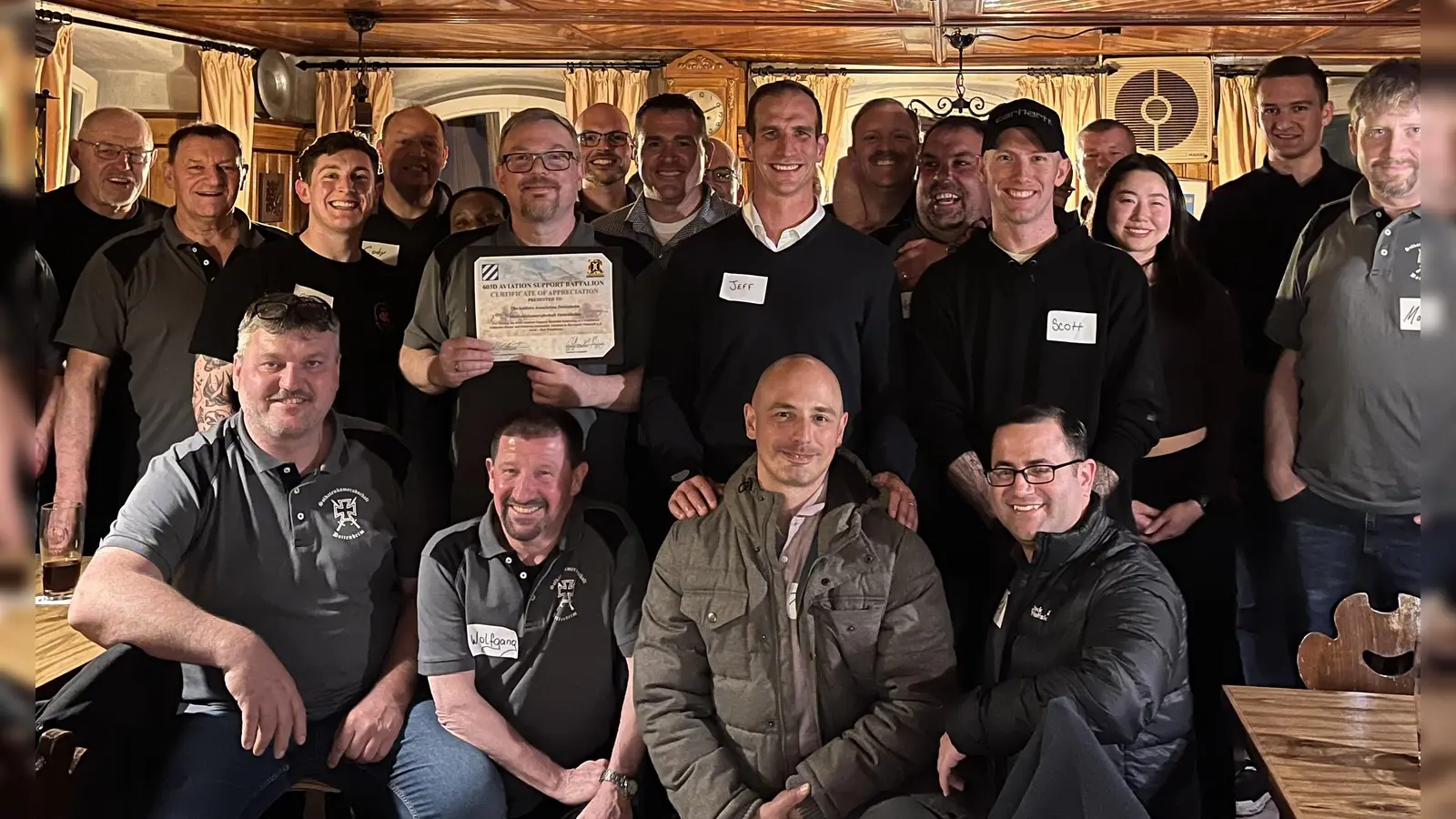 Erst gab es Schäufele, dann eine Urkunde. (Foto: Jacky Haderlein)