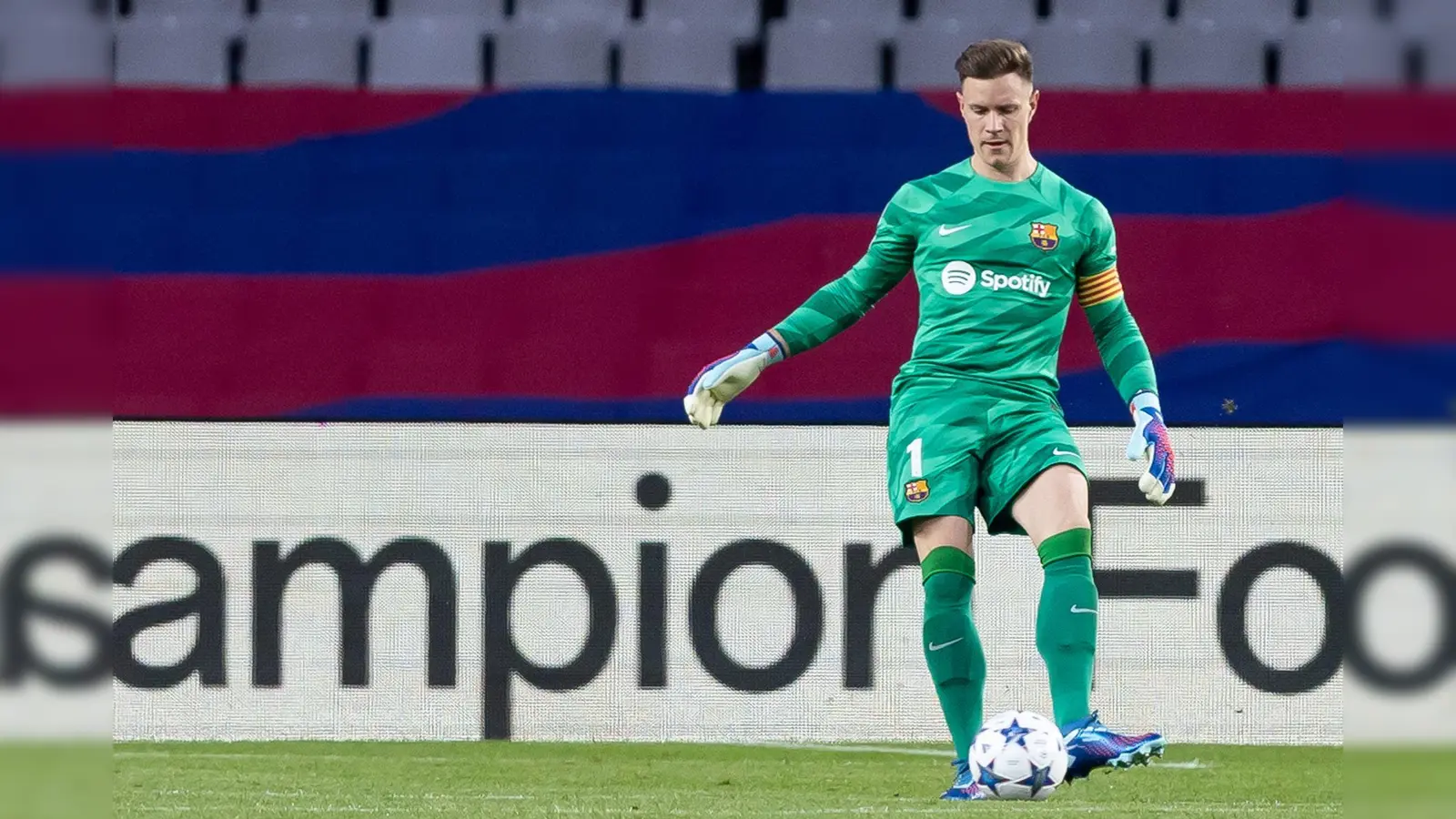 Marc-André ter Stegen hat nach seiner Rückenoperation faktisch den Weg für den Einsatz seines Konkurrenten Joan García beim FC Barcelona freigemacht. (Foto: Gerard Franco/Zuma Press/dpa)