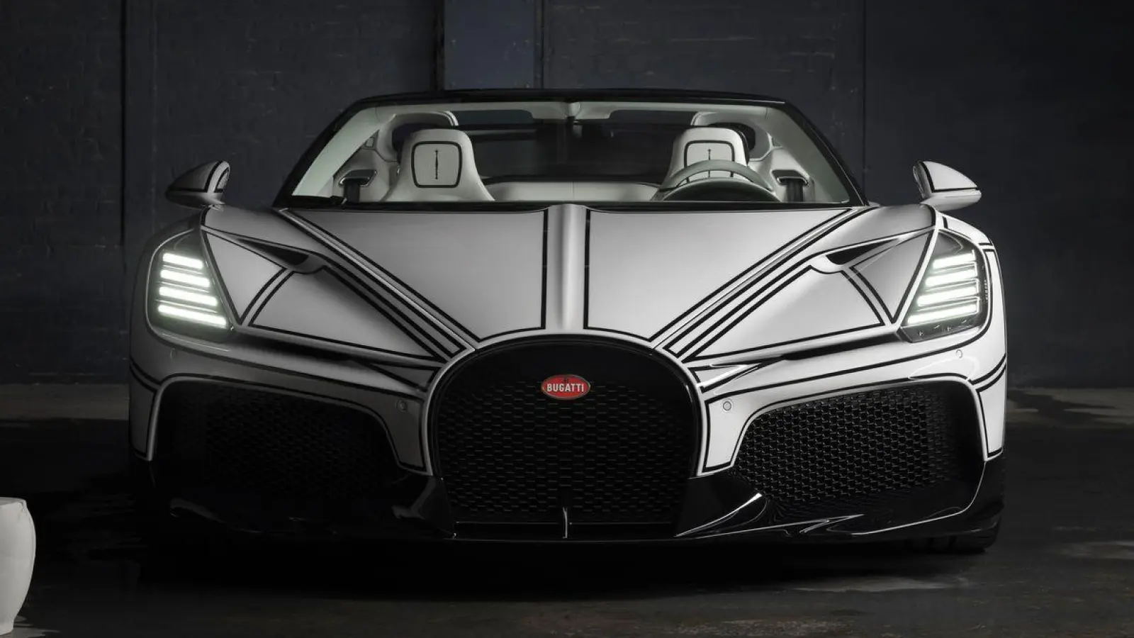 Weißer Bugatti, schwarz konturiert – und ja: Teile sind wirklich aus Porzellan. Bugatti veredelt den Mistral Blanc Éternel mit KPM-Handarbeit. (Foto: Bugatti Automobiles S.A.S./dpa-tmn)