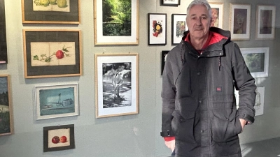 Die Künstlerinitiative Neustadt (KiNA) stellt derzeit in der Vitrine von Dietmar Lisson im Neustädter Bahnhofsgebäude aus. (Foto: Ute Niephaus )