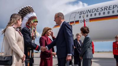 Steven Crowchild von der indigenen Tsuut’ina Nation begrüßte Kanzler Friedrich Merz in Calgary. (Foto: Michael Kappeler/dpa)