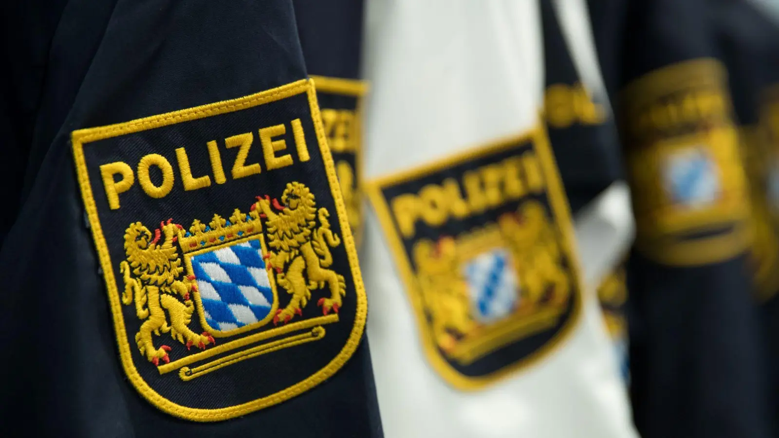 Was ist mit den 2.000 versprochenen neuen Polizeistellen? Die SPD hat nachgefragt. (Illustration) (Foto: picture alliance / Daniel Karmann/dpa)