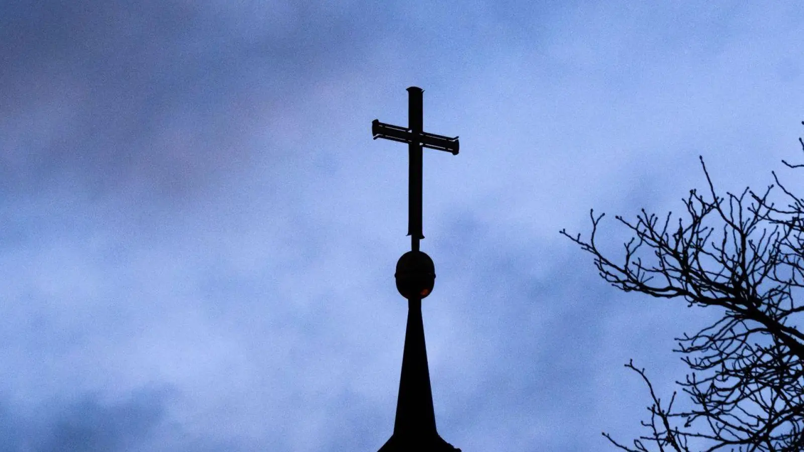 Nach der Vorstellung der Studienergebnisse zu sexualisierter Gewalt und Missbrauch der evangelischer Kirche, werden Forderungen nach Konsequenzen laut. (Foto: Julian Stratenschulte/dpa)