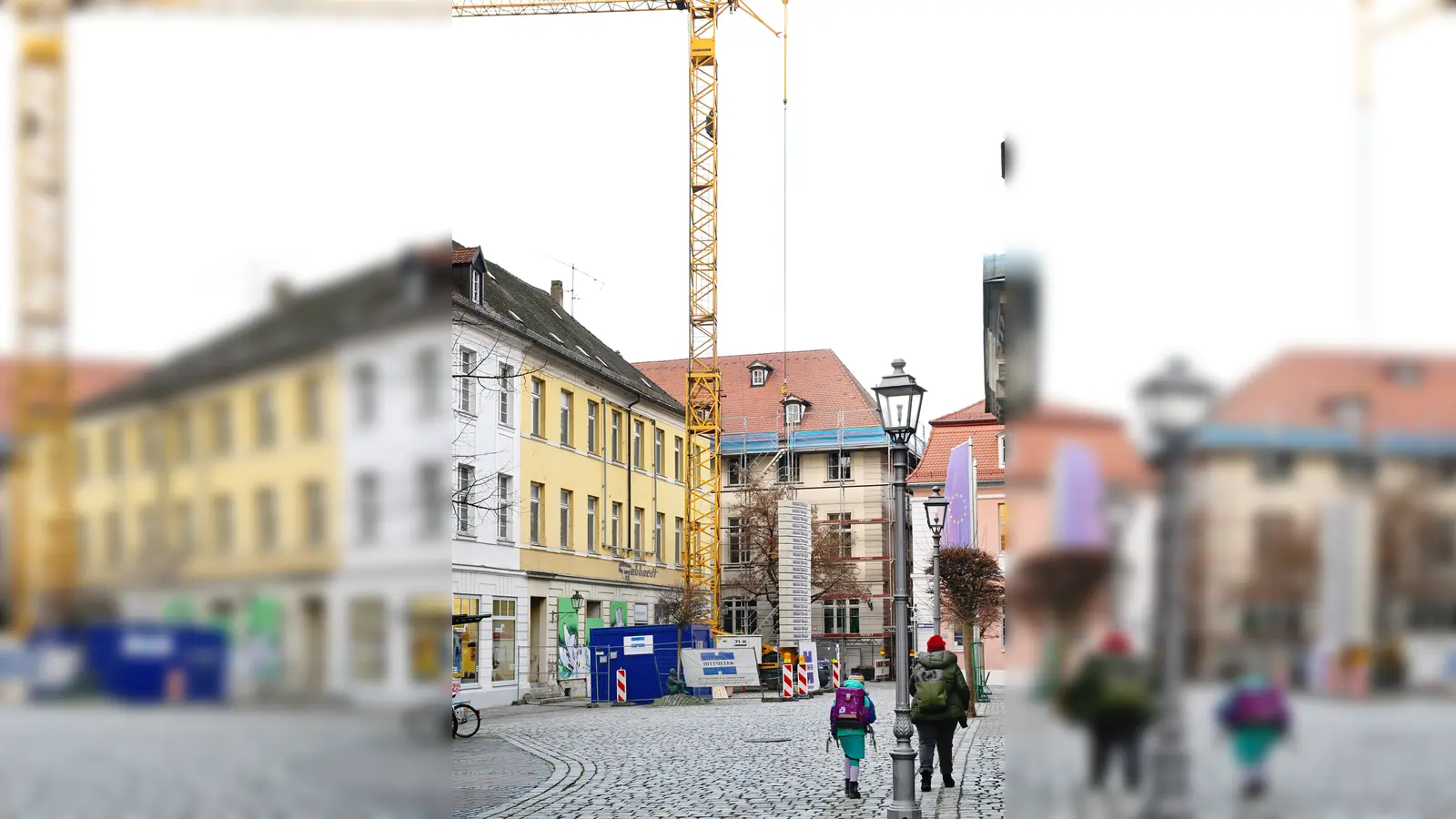 So verwuchert sah der Innenhof lange aus: Stephan Weber, Projektentwickler des künftigen Kaspar-Hauser-Zentrums, stand zu Beginn der Sanierungsarbeiten hier noch mitten im Grünen. (Foto: JAMES EDWARD ALBRIGHT JR)