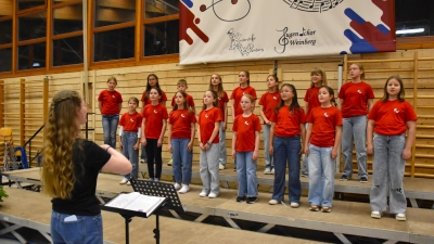 Gute Laune strahlten die Mädchen und Jungen des Weinberger Kinderchors unter Leitung von Pauline Binder mit „Komm wir sing'n ein Lied“ aus. (Foto: Werner Wenk)