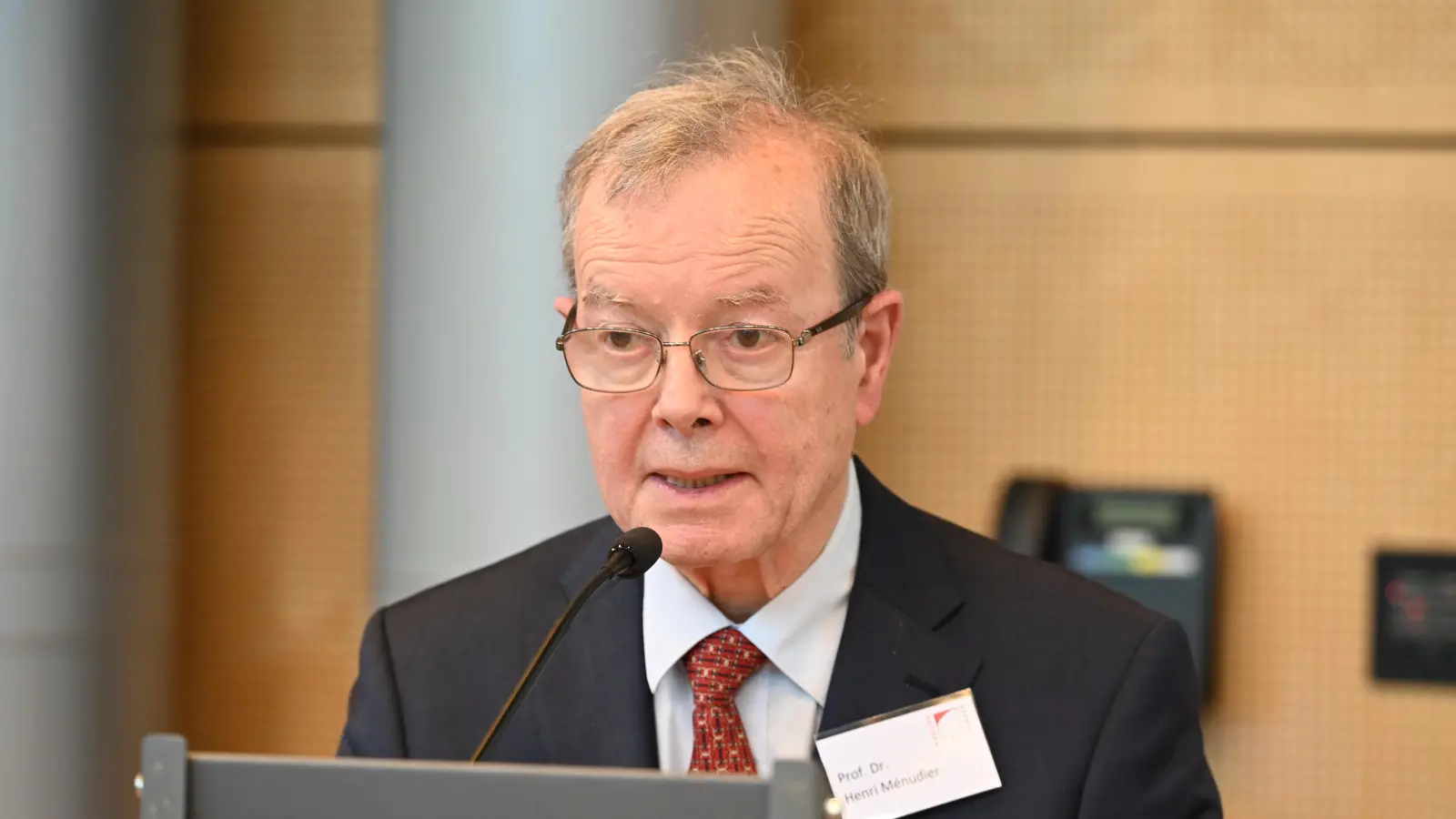 „Was du für das deutsch-französische Verhältnis geleistet hast, ist großartig”, sagte Professor Henri Ménudier aus Paris.  (Foto: Manfred Blendinger)