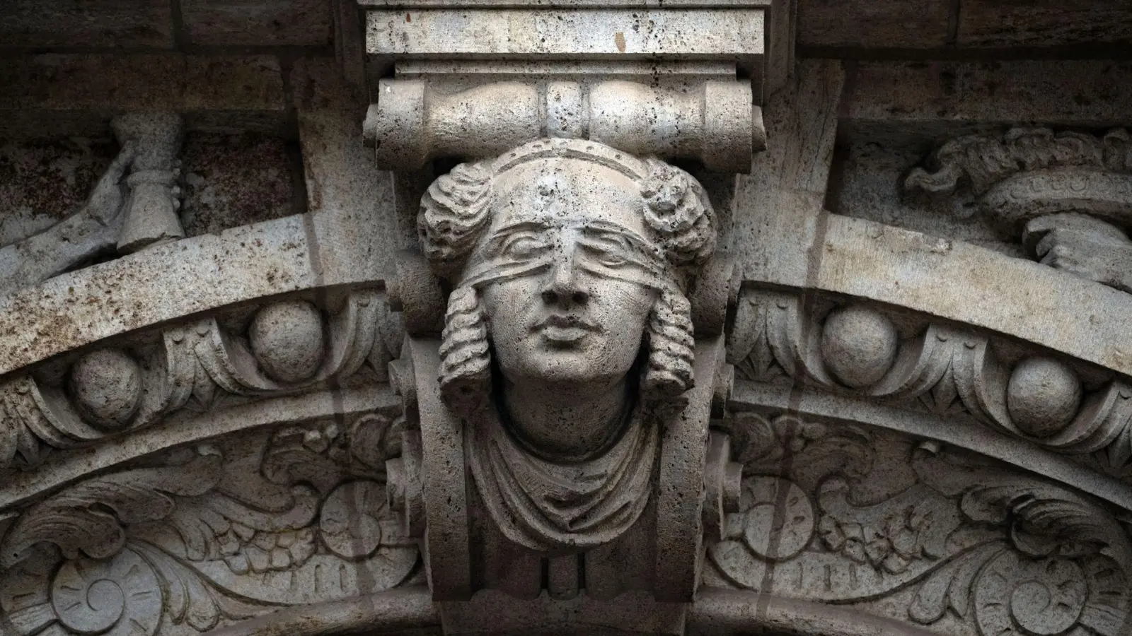 Die Staatsanwaltschaft wirft der 33-Jährigen vor, die Verletzungen des 21 Monate alten Kindes billigend in Kauf genommen zu haben. (Symbolbild) (Foto: Pia Bayer/dpa)