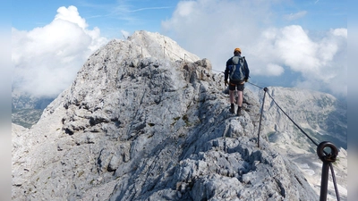 Auf dem Klettersteig wirkt alles ruhig: Doch in den Bergen kann das Wetter schnell umschlagen. (Foto: Florian Sanktjohanser/dpa-tmn)