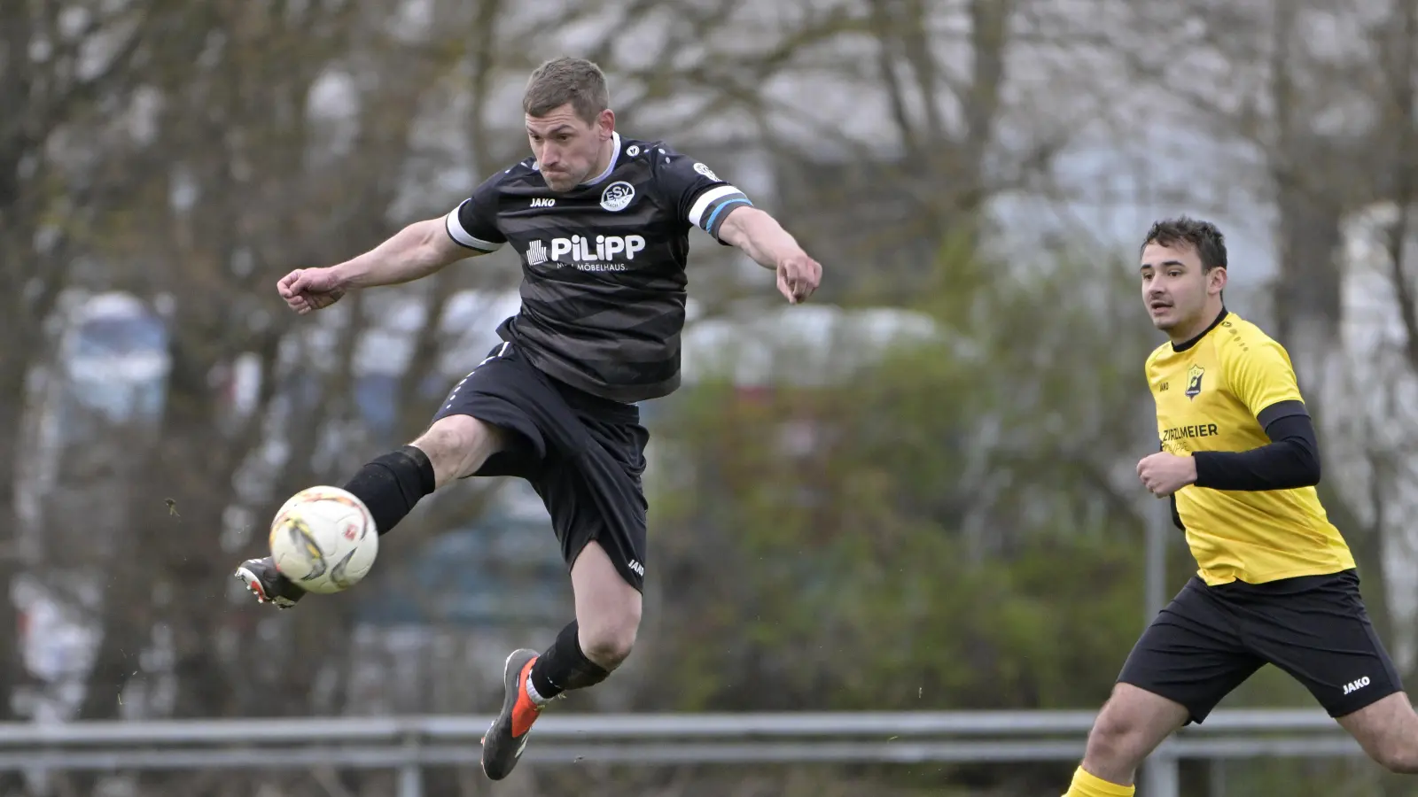 Woldemar Kapp (in einem anderen Spiel) sprang der Ball vor dem Elfmeter zum 1:1 unglücklich an die Hand. Am Ende überstand er mit seinem ESV Ansbach-Eyb aber die erste Relegationsrunde. (Foto: Martin Rügner)