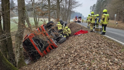 Ein Lastwagen kam zwischen Kemmathen und Markt Erlbach von der Straße ab.  (Foto: Rainer Weiskirchen)