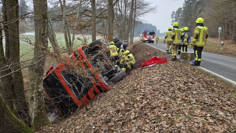 Ein Lkw kam zwischen Kemmathen und Markt Erlbach von der Straße ab.  (Foto: Rainer Weiskirchen)