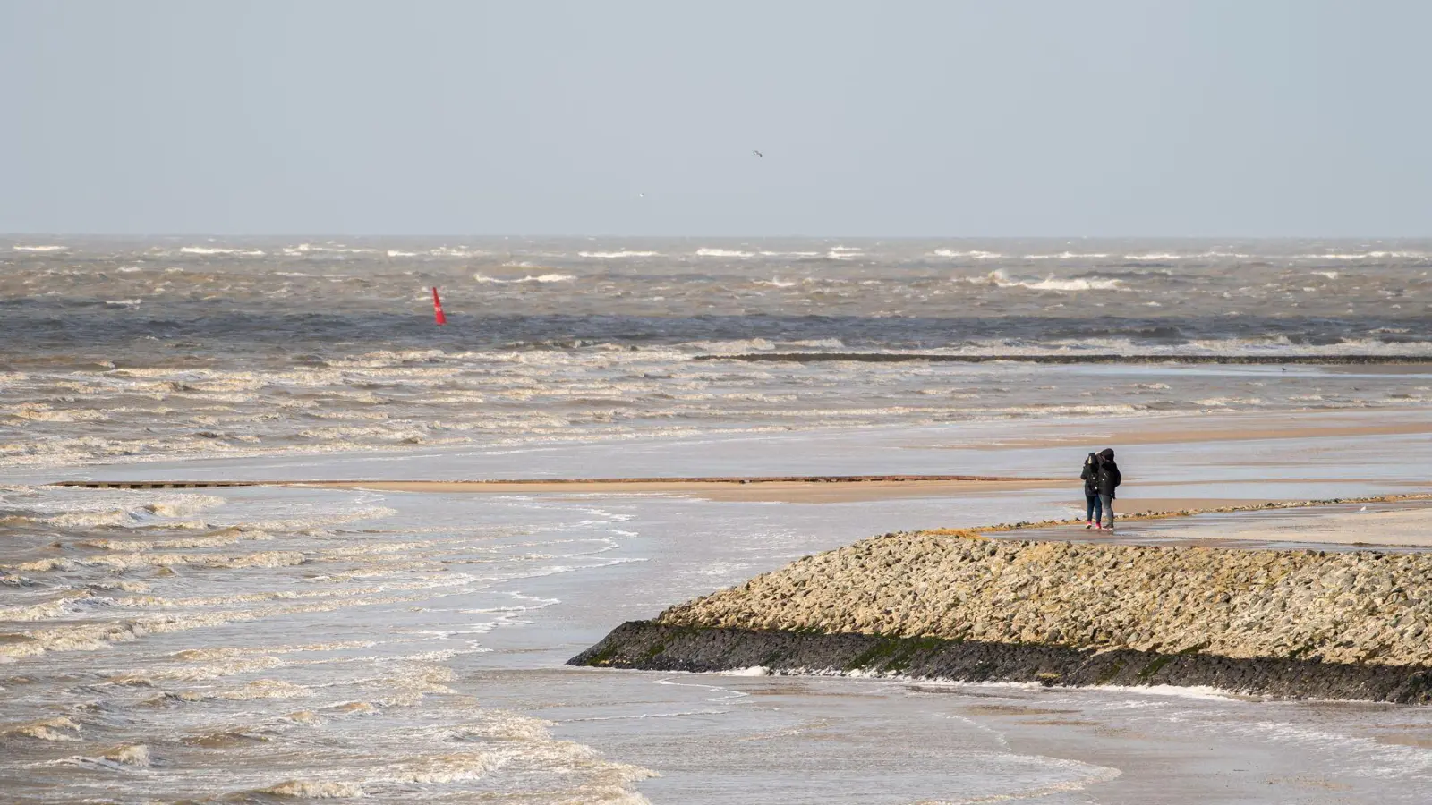 Wissenschaftler gehen davon aus, dass der Meeresspiegel in der Nordsee bis 2100 zwischen 30 und 120 Zentimeter steigen wird. (Archivbild) (Foto: Mohssen Assanimoghaddam/dpa)