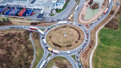 Protestfahrten von Landwirten legten im Januar in Neustadt den Verkehr lahm. Jetzt plant ein anderer Verein einen Demonstrations-Konvoi. (Archivbild: Flugsportgruppe Neustadt/Maximilian Graf)