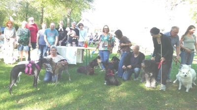 Hunde aller Größen, Rassen und Mischungen hatten sich auf dem Festplatz von Uffenheim eingefunden, um gemeinsam mit Dekan Max von Egidy den jetzt schon vierten Hunde-Gottesdienst gemeinsam zu feiern. (Foto: Sylvia Fehlinger)