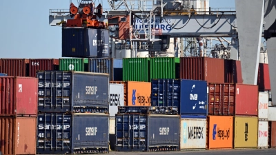 Bei einem „Zollkrieg“ würde es laut Studie die größten Produktionsrückgänge in den Sektoren mit der größten Exportabhängigkeit von den USA geben.  (Foto: Federico Gambarini/dpa)