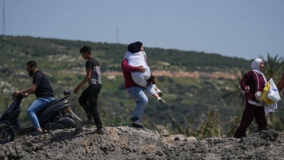 Menschen an einer zerstörten Brücke im Südlibanon. (Foto: Mohammed Zaatari/AP/dpa)