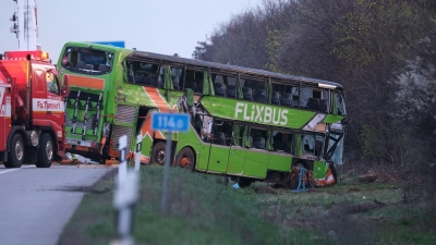 Tödlicher Busunfall auf der A9 bei Leipzig. (Archivbild) (Foto: Sebastian Willnow/dpa)