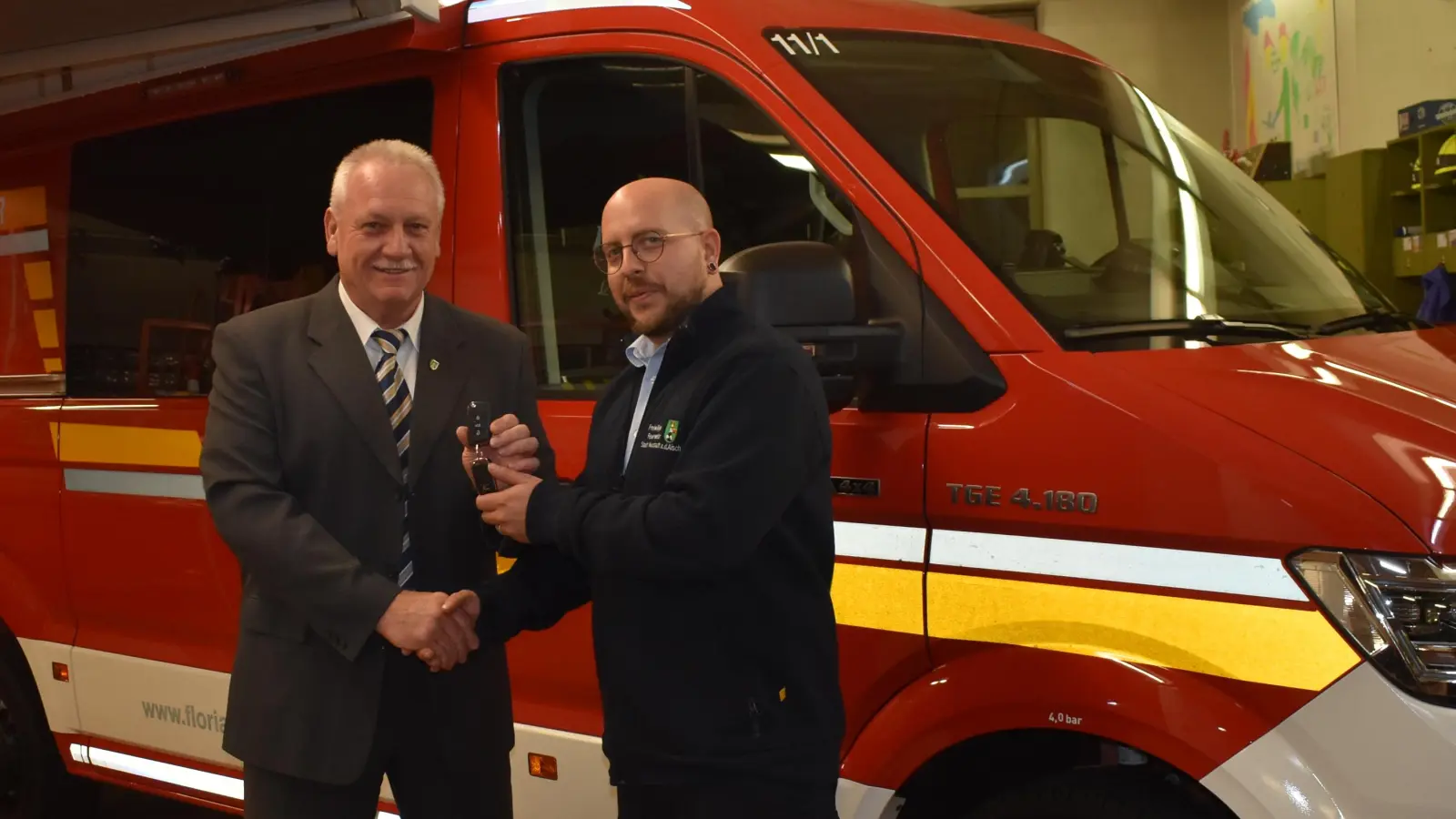 Der Kommandant der Neustädter Feuerwehr Florian Brandt (rechts), hier bei der Schlüsselübergabe für das neue Mehrzweckfahrzeug mit Bürgermeister Klaus Meier, wird neuer Kreisbrandinspektor im Abschnitt A des Landkreises (Archivbild: Ute Niephaus)