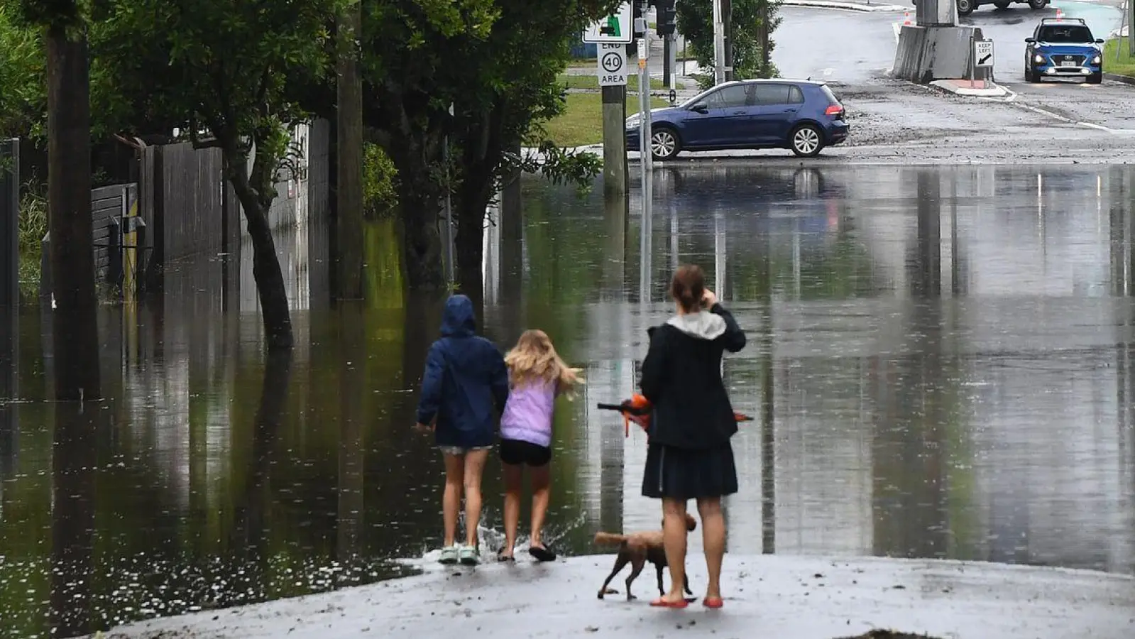 In der Millionenstadt Brisbane sind viele Straßen überschwemmt. (Foto: Jono Searle/AAP/dpa)