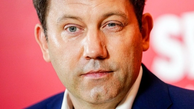 SPD-Chef Klingbeil nimmt die viel kritisierte Co-Parteivorsitzende Esken in Schutz.  (Foto: Kay Nietfeld/dpa)