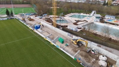 Es geht voran: Die neue Tribüne auf der Gegengeraden nimmt mehr und mehr Form an. Auf dem Dach werden PV-Module künftig Strom erzeugen, der im angrenzenden Aquella verbraucht wird. (Foto: Robert Maurer)