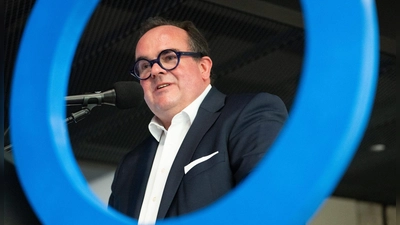 Die blaue Brille ist Baumgärtners Markenzeichen - und auch sein Logo für den Wahlkampf.  (Foto: Leonie Asendorpf/dpa)