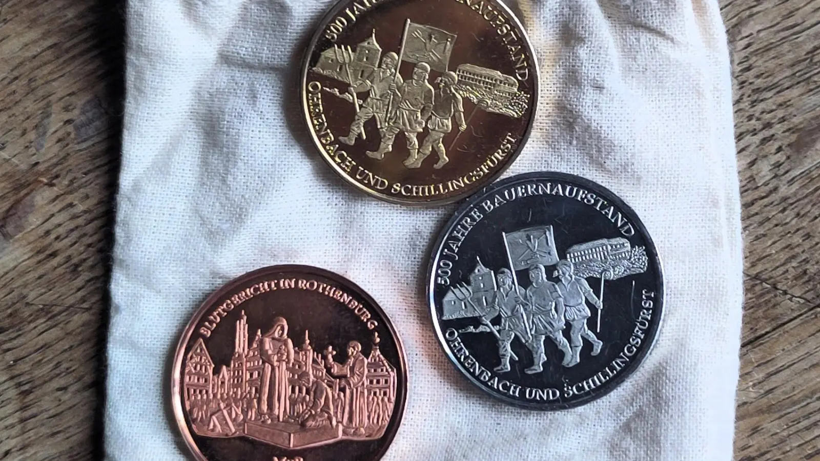 Die Münzer von Rothenburg würdigen die Bauernaufstände vor 500 Jahren mit einer Sonderedition. In drei verschiedenen Materialausführungen können die Gedenkmünzen geprägt werden. (Foto: Jochen Ehnes)